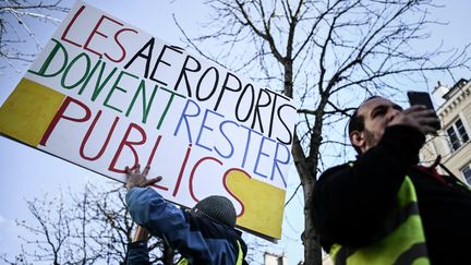 Un "gilet jaune" dénonce la privatisation éventuelle d'Aéroports de Paris lors d'un rassemblement à Paris, le 13 mars 2019 devant l'Assemblée nationale à Paris. (PHILIPPE LOPEZ / AFP)