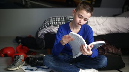 La plupart des enfants sont capables de rester seuls &agrave; partir de 8 ans. (CATHERINE DELAHAYE / PHOTONONSTOP)