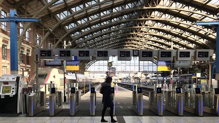 Une passagère en gare de Lille Flandres, le 28 mars 2020. (AURÉLIEN ACCART / RADIO FRANCE)