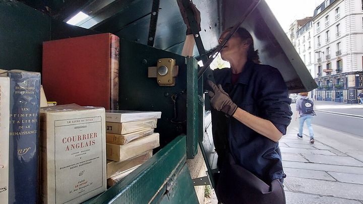 Sylvie Mathias bouquiniste à Paris entrain d'ouvrir sa boîte. (BENJAMIN ILLY/RADIOFRANCE)