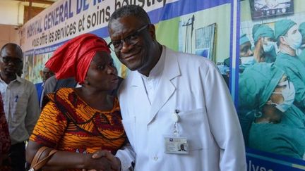 Le 6 octobre 2018, Denis Mukwege (D), lauréat du prix Nobel de la paix, pose pour une photo à l'hôpital Panzi de Bukavu, dans la province du Sud-Kivu en République démocratique du Congo, un jour après avoir reçu ce prix prestigieux.  (Alain WANDIMOYI/AFP)