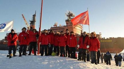 L'équipe scientifique de la base polaire appelée à être évacuée, lors de son arrivée au pôle Nord en octobre 2012. (ANNA YUDINA / RIA NOVOSTI / AFP))