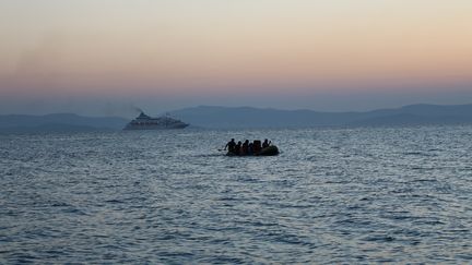 Kos est l'une des &icirc;les grecques de la mer Eg&eacute;e les plus proches des c&ocirc;tes turques, ce qui fait d'elle l'une des destinations privil&eacute;gi&eacute;es des migrants. Bon nombre d'entre eux font la travers&eacute;e en pleine nuit &agrave; bord de petits canots pneumatiques. (BENOIT ZAGDOUN / FRANCETV INFO)