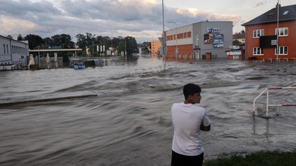 Un homme face à une rue transformée en torrent par les pluies extrêmes de la dépression Boris, à Opava (République tchèque), le 15 septembre 2024.