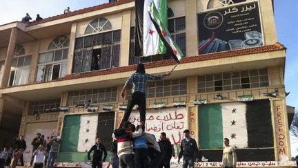 Des Syriens protestent contre le pr&eacute;sident Bachar Al-Assad, &agrave; Homs (Syrie), le 13 d&eacute;cembre 2011. (REUTERS)