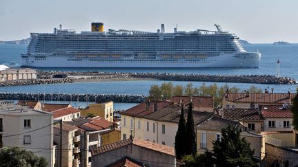 3 avril 2022. Le liner Costa Toscana quitte le port de Marseille. Manifestation aujourd'hui à Marseille contre la pollution générée par ce tourisme de masse. (Illustration) (SOPA IMAGES / LIGHTROCKET VIA GETTY IMAGES)