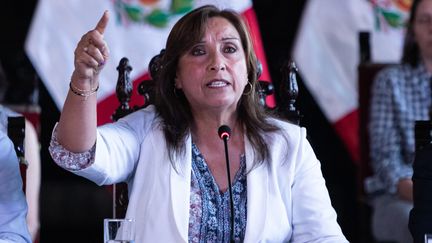 La présidente du Pérou, Dina Boluarte, lors d'une conférence de presse à Lima, le 17 décembre 2022. (LUCAS AGUAYO / AFP)