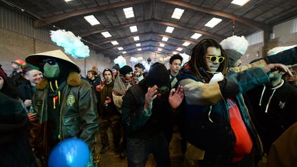 Des participants de la rave-party de Lieuron (Ille-et-Vilaine), le 1er janvier 2021. (JEAN-FRANCOIS MONIER / AFP)