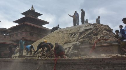 Katmandou, désolation, ruines et poussière après le séisme, le 25 avril 2015
 (CitizenSide / Bikash Khadge / AFP)