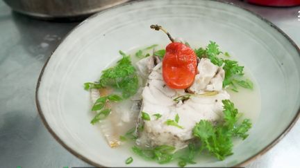 La série “Les petits plats dans l'écran” part en direction de la Guyane pour découvrir l’une de ses spécialités culinaires. Le blaff est un court-bouillon aromatisé avec des herbes, mariné et cuisiné dans du citron. Un plat qui est à la fois diététique et savoureux. (France 2)