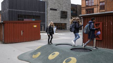 Elèves entrant dans une école de Copenhague, le 29 avril 2020.&nbsp; (THIBAULT SAVARY / AFP)