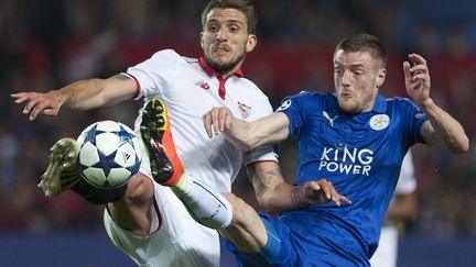 Jamie Vardy, ici au duel avec Daniel Carrico. (JORGE GUERRERO / AFP)