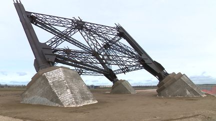 Les "faux" pieds de la Tour Eiffel construits pour le tournage du long-métrage Eiffel de&nbsp;&nbsp;Martin Bourboulon. (M. Tafnil / France Télévisions)