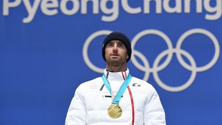 Pierre Vaultier au moment de recevoir sa médaille d'or olympique de snowboard cross, à Pyeongchang (Corée du Sud), le 15 février 2018. (AFP)