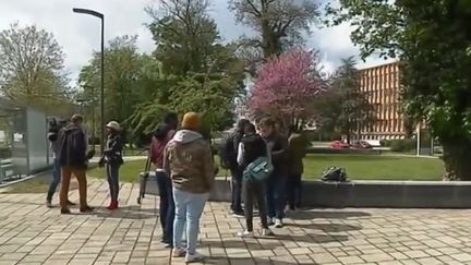 Un groupe d'élèves de l'université de Metz (Moselle)&nbsp;a&nbsp;publié des photos et des propos racistes sur les réseaux sociaux. Une enquête a été ouverte par l'établissement, qui a immédiatement condamné ces actes. (FRANCE 2)