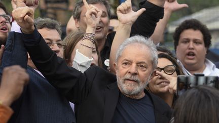 L'ancien président brésilien Luiz Inacio Lula da Silva, devant les locaux de la police fédérale, à Curitiba (Brésil), le 9 novembre 2019.&nbsp; (HENRY MILLEO / AFP)