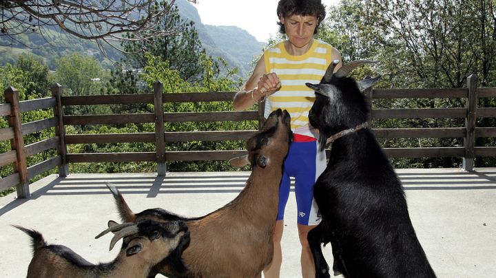 Jeannie Longo avec ses ch&egrave;vres, &agrave; Saint-Martin-le-Vinoux (Is&egrave;re), dans la banlieue de Grenoble, le 19 septembre 2006.&nbsp; (MAXPPP TEAMSHOOT)