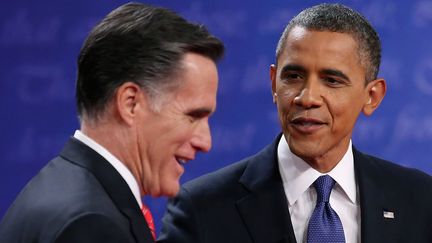 Mitt Romney (G) et Barack Obama sont au coude-&agrave;-coude dans les sondages, le 8 octobre 2012. (CHIP SOMODEVILLA / GETTY IMAGES NORTH AMERICA / AFP)