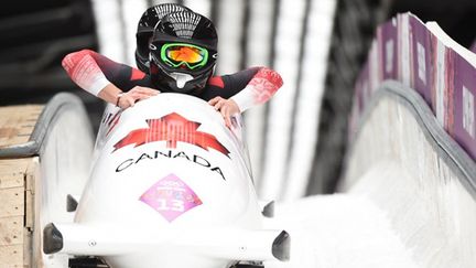 Les Canadiennes Kaillie Humphries et Heather Moyse championnes olympiques de bobsleigh (LEON NEAL / AFP)