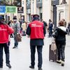 Des employés de la SNCF dans une gare parisienne, le 31 mars 2018. L'entreprise a&nbsp;annoncé que 3 000 "gilets rouges" viendront renseigner les usagers mardi 3 avril, jour de grève des cheminots. (DAVID SEYER / CROWDSPARK)