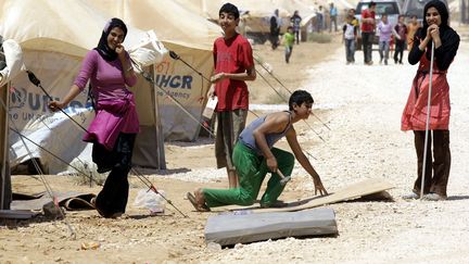 Des jeunes Syriens dans le camp de r&eacute;fugi&eacute;s de Zaatari, &agrave; Mafraq, &agrave; la fronti&egrave;re jordano-syrienne le 6 ao&ucirc;t 2012. (KHALIL MAZRAAWI / AFP)