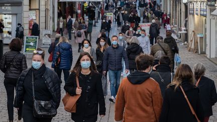 Des passants dans les rues de Nantes (Loire-Atlantique), le 15 décembre 2020. (ESTELLE RUIZ / HANS LUCAS / AFP)