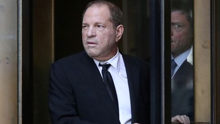 L'ancien producteur de cinéma Harvey Weinstein quitte la cour suprême de New York, après une audience d'inculpation, le 26 août 2019. (SHANNON STAPLETON / REUTERS)