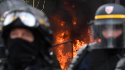 Des CRS&nbsp;présents lors de la manifestation parisienne du 1er-Mai, marquée par des violences près de la gare d'Austerlitz. (ALAIN JOCARD / AFP)