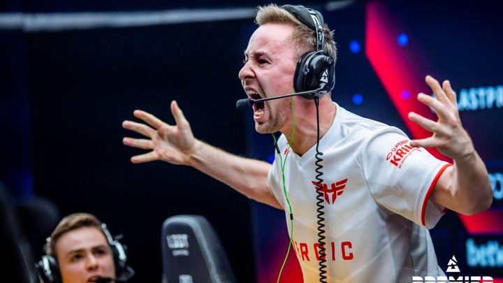 CadiaN, joueur danois professionnel de counter strike qui harangue la foule lors d'un précédent tournoi à la Royal Arena de Copenhague en 2021.&nbsp; (BLAST)