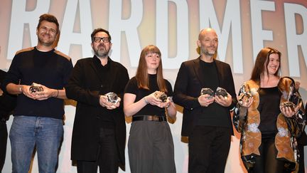 Benjamin Malherbe, Paco Plaza, Kate Dolan, Eskil Vogt, et Hanna Bergholm posent avec leurs trophées lors de la cérémonie de clôture du Festival de&nbsp;Gérardmer. (JEAN-CHRISTOPHE VERHAEGEN / AFP)