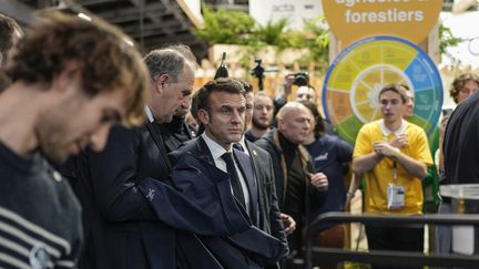 Emmanuel Macron au salon de l'Agriculture, au Parc des expositions de la porte de Versailles à Paris, le 24 février 2024. (LEWIS JOLY / AFP)