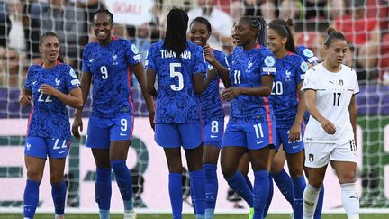 Les Bleues ont le sourire après leur&nbsp;cinquième but&nbsp;face à l'Italie lors de l'Euro de football, le 10 juillet 2022 à Rotherham (Royaume-Uni). (OLI SCARFF / AFP)