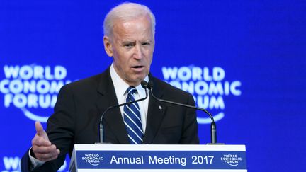 Le vice-président américain Joe Biden prononce son discours au Forum économique mondiale, à Davos (Suisse), le 18 janvier 2017. (FABRICE COFFRINI / AFP)