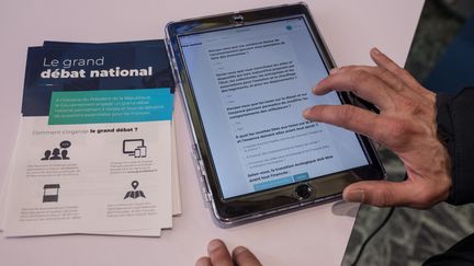 Un homme répond au questionnaire en ligne du grand débat national, à Nantes (Loire-Atlantique), en février 2019.&nbsp; (J?R?MIE LUSSEAU / HANS LUCAS)