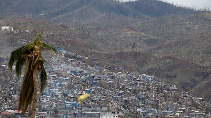 Les dégâts causés aux logements précaires du bidonville de l'agglomération Kaweni de Mamoudzou, à Mayotte, le 19 décembre 2024. (Ludovic MARIN / POOL / AFP)