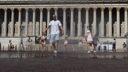 Devant le tribunal de Lyon (Rhône), pendant la canicule, le 20 août 2023. (NICOLAS LIPONNE / HANS LUCAS / AFP)