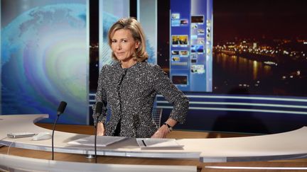 Claire Chazal sur le plateau du JT de TF1, le 24 f&eacute;vrier 2013, &agrave; Boulogne-Billancourt (Hauts-de-Seine). (PATRICK KOVARIK / AFP)