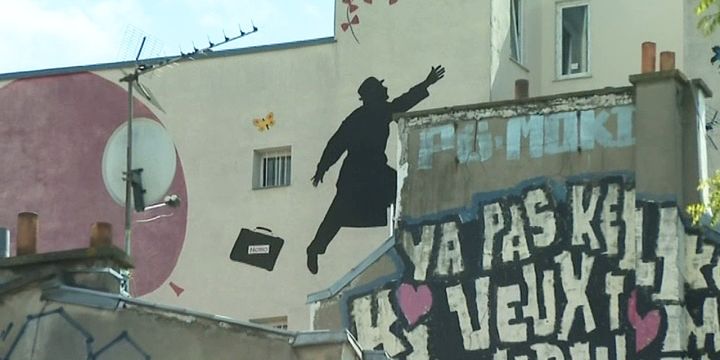 Il suffit de lever les yeux pour découvrir ces oeuvres d'art qui envahissent les murs et pallient la grissaille ambiante de la ville.
 (France 3 / Culturebox)