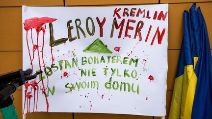 Une douzaine de personnes se sont rassemblées devant le magasin français Leroy Merlin à Gdansk, en Pologne, le 19 mars 2022, pour protester contre le fait que l'entreprise opère toujours en Russie après l'invasion russe de l'Ukraine.&nbsp; (MICHAL FLUDRA / NURPHOTO / AFP)