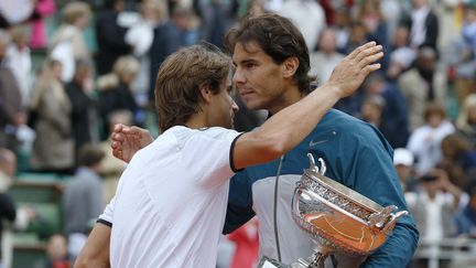 Pour sa seule finale face à un compatriote espagnol, Rafael Nadal s'offre un quatrième succès consécutif à Roland-Garros en écartant David Ferrer (6-3, 6-2, 6-3), le 9 juin 2013. Le Majorquin est le premier a réaliser cet exploit depuis... lui même en 2008. (PATRICK KOVARIK / AFP)