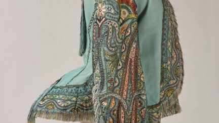 Alors que le Second Empire voit la création des premiers colorants artificiels et la diffusion de l'impression sur étoffe, l'exposition fait découvrir les couleurs et les motifs à la mode : fleurs, rayures et ornements orientalistes envahissent le textile
 (RMN - Grand Palais (domaine de Compiègne) / Stéphane Maréchalle)