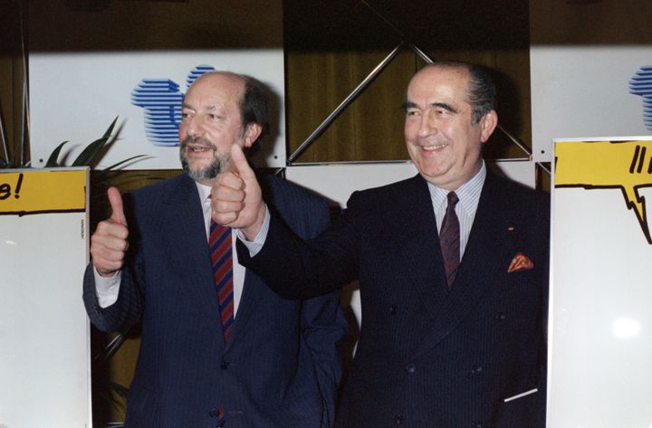 Hervé Bourges à droite et Francis Bouygues à gauche. (JOEL ROBINE / AFP)