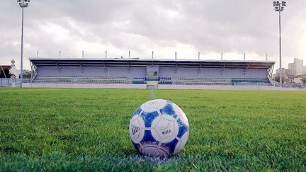 Un ballon de football sur la pelouse du stade Auguste Delaune, à Bobigny. Imgage d'illustration. (MAXPPP)