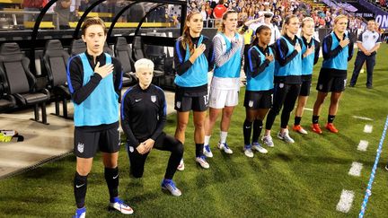 La joueuse de foot Megan Rapinoe s'agenouille pendant l'hymne américain avant un match contre la Thaïlande, le 15 septembre 2016 au stade de Columbus, dans l'Ohio.&nbsp; (JAMIE SABAU / GETTY IMAGES NORTH AMERICA / AFP)