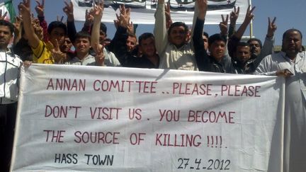 Des manifestants d&eacute;filent dans les rues de Hass, dans la province d'Idleb (Syrie), le 27 avril 2012.&nbsp; (SHAAM NEWS NETWORK / AFP)