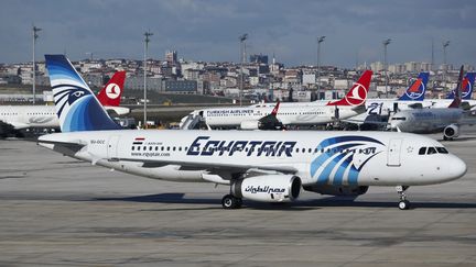 Un avion d'Egyptair sur le tarmac de l'aéroport Ataturk d'Istanbul, le 20 mai 2016. (NICOLAS ECONOMOU / NURPHOTO / AFP)