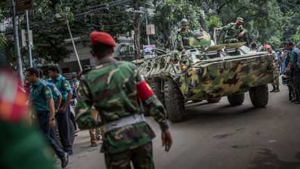 Des soldats bangladais dans les rues de Dacca (Bangladesh), le 2 juillet 2016. (TURJOY CHOWDHURY / NURPHOTO / AFP)