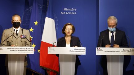 Le général Thierry Burkhard, chef d'état-major des armées, Florence Parly, ministre des Armées, et Bernard Emie, chef de la direction générale de la sécurité extérieure (DGSE), donnent une conférence de presse, le 16 septembre 2021 à Paris. (LUDOVIC MARIN / AFP)