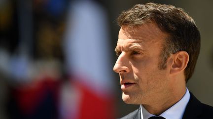 "Processus de décivilisation" : le terme retenu par Emmanuel Macron, lors d'un déjeuner avec des sociologues mardi 23 mai, parmi lesquels Jean Viard, qui revient sur cette expression, et sur le lien à faire, ou pas, entre les violences actuelles dans la société. (CHRISTIAN LIEWIG - CORBIS VIA GETTY IMAGES)