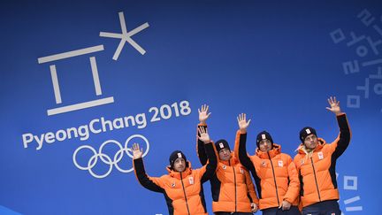 Les Néerlandais Koen Verweij, Patrick Roest, Sven Kramer et Jan Blokhuijsen reçoivent la médaille de bronze de l'épreuve de poursuite du patinage de vitesse, le 22 février 2018, aux Jeux olympiques de Pyeongchang (Corée du Sud). (LOIC VENANCE / AFP)